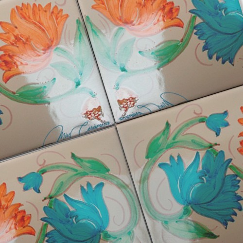 Azulejo Artesanal Flor Antigua Carmín – Cerámica pintada a mano | MásCerámica Azulejo Artesanal Flor Antigua Carmín – Cerámica pintada a mano | MásCerámica