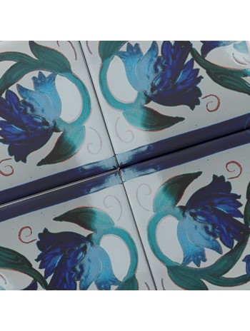 Azulejo Artesanal Flor Antigua Azul – Cerámica pintada a mano | MásCerámica