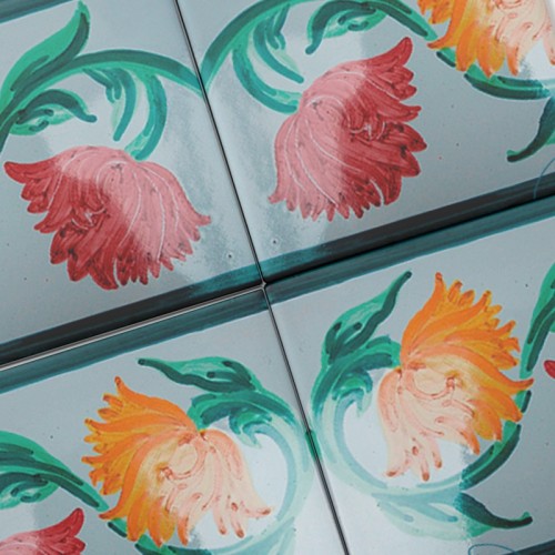 Azulejo Artesanal Flor Antigua – Cerámica pintada a mano | MásCerámica