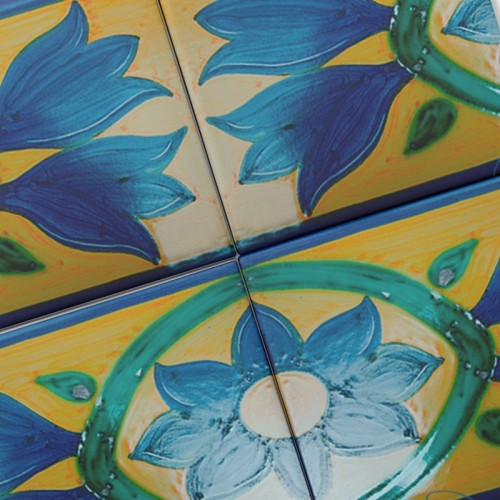 Azulejo Artesanal "Fuente 2" – Cerámica pintada a mano | MásCerámica Azulejo Artesanal "Fuente 2" – Cerámica pintada a mano | MásCerámica