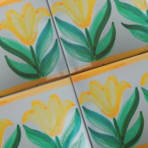Azulejo Artesanal “Tulipán Amarillo” – Cerámica pintada a mano | MásCerámica Azulejo Artesanal “Tulipán Amarillo” – Cerámica pintada a mano | MásCerámica