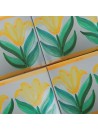 Azulejo Artesanal “Tulipán Amarillo” – Cerámica pintada a mano | MásCerámica