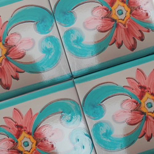 Azulejo Artesanal “Capuchina Carmín” – Cerámica pintada a mano | MásCerámica Azulejo Artesanal “Capuchina Carmín” – Cerámica pintada a mano | MásCerámica